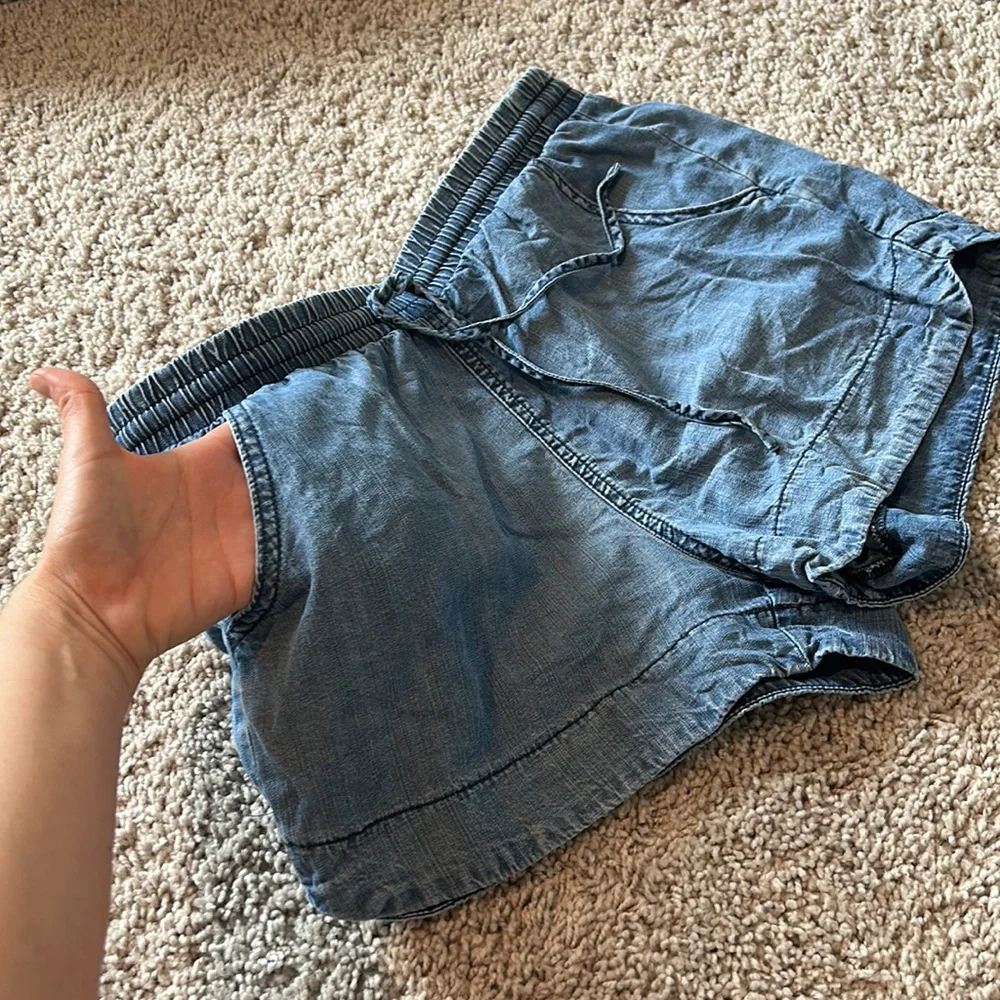 Universal Thread Stretch Shorts - Picture 3 of 5